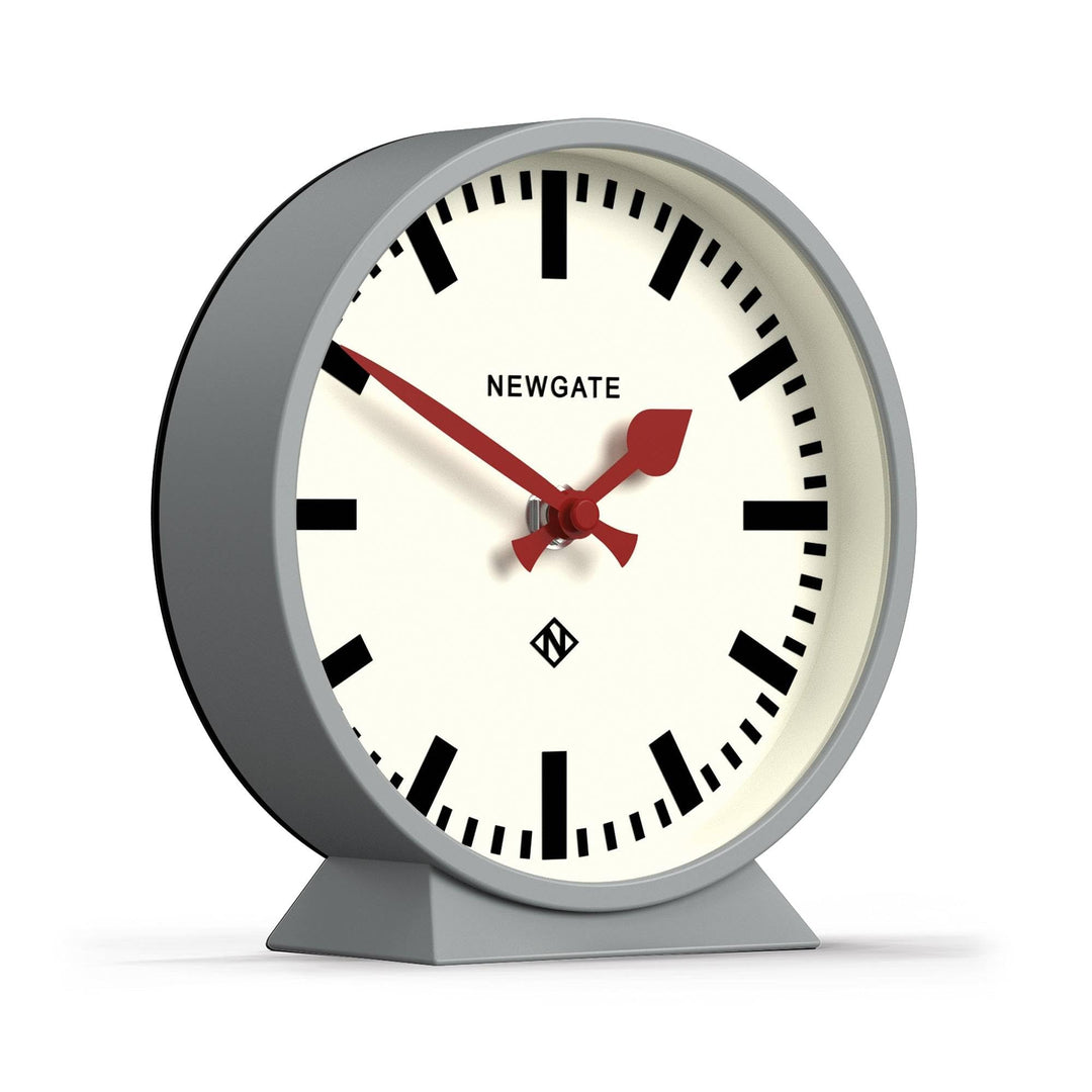 NEWGATE® M Kaminsims Eisenbahn schreibtischuhr | Modernes rundes bahnhofsuhr Design | Grau | Zeitgen