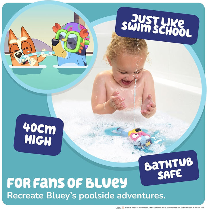 Toomies Swim School Bluey Badespielzeug, Schwimmende Wasserfontäne Bluey, Zieh-den-Schwanz Wasserspr
