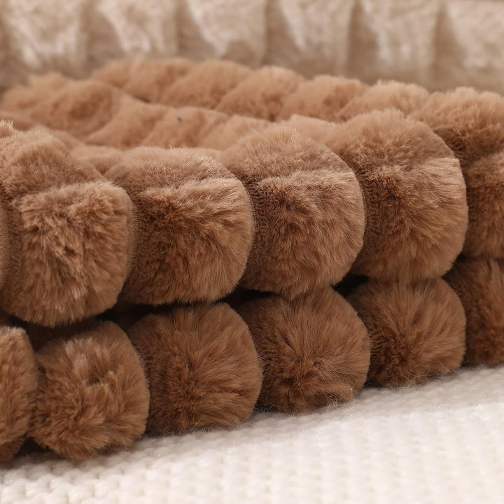 Mandioo 2er Set Super Soft Plüsch Faux Pelz Dekokissen Kissenbezüge 50x50 cm Braun, Plaid Textur Mod