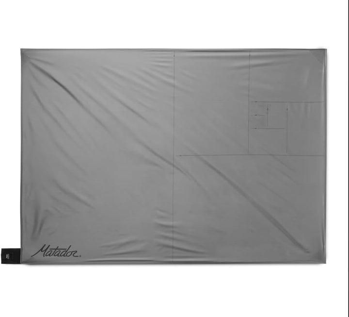 MATADOR Pocket Blanket 4,0 - Blau (Sitzplätze 2-4); Ultraleicht Picknickdecke mit Pflöcken; Faltbare