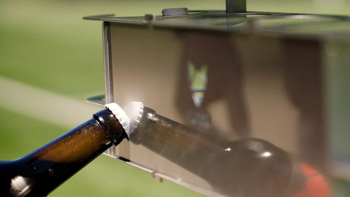 FENNEK Keeper | Getränkehalter aus Edelstahl | mit Flaschenöffner | Perfekt für Fussball- und Tennis