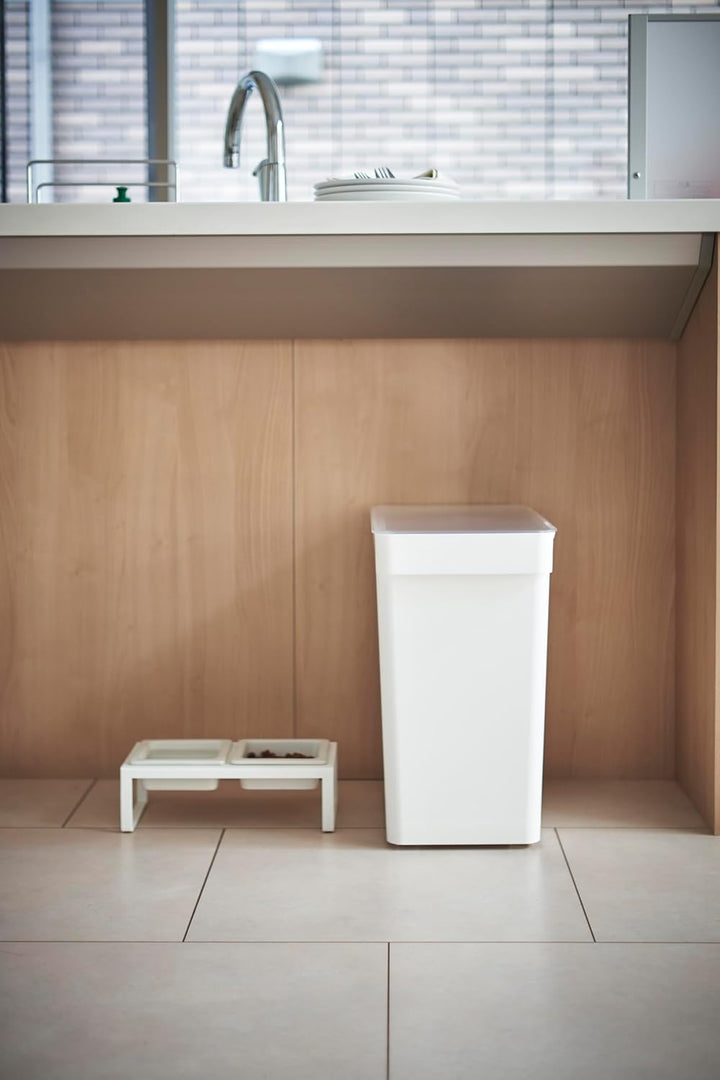 YAMAZAKI 5617 TOWER Behälter für Tierfutter mit Messbecher 25L, Trockenfutter: ca. 12kg, weiss, Poly