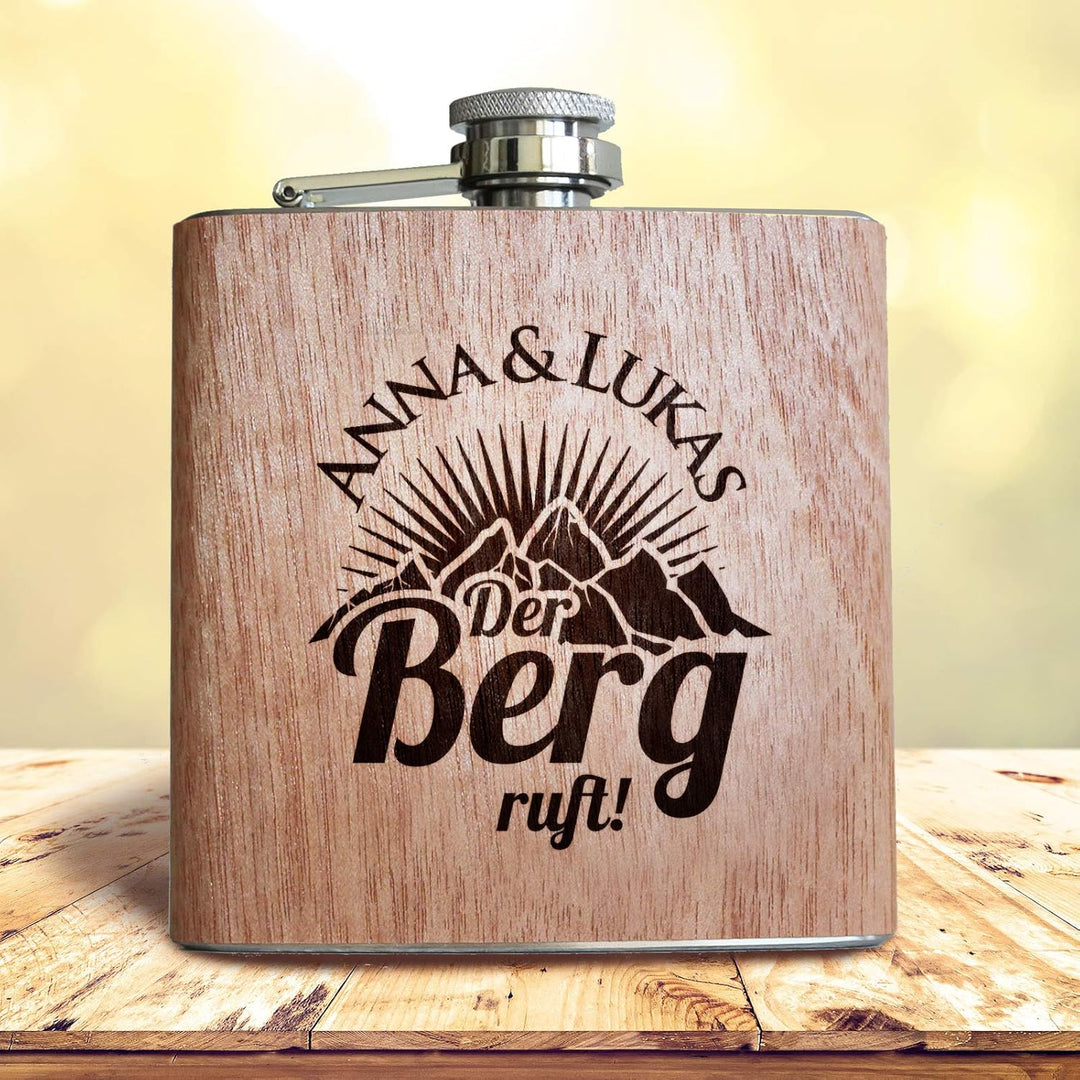 Holz Flachmann Der Berg ruft, mit persönlicher Namens Gravur! Geschenk Wandern Klettern Bergsteiger
