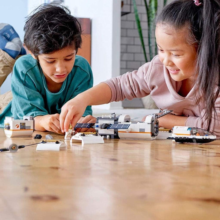 LEGO 60227 City Mond Raumstation, Raumschiff-Spielzeug für Kinder inspiriert von der NASA, Expeditio