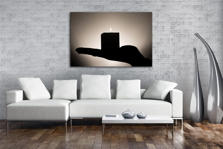 Silhouette einer Kerze auf der Hand Format: 80x60 als Leinwand, Motiv fertig gerahmt auf Echtholzrah