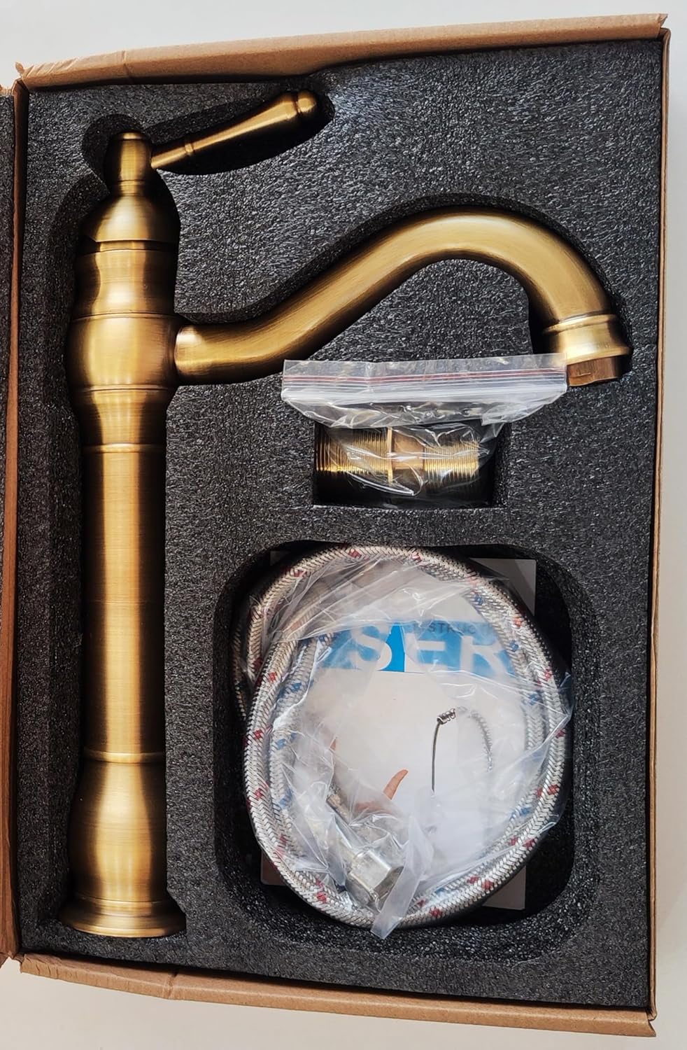 Gebürsteter Gold-Badezimmerhahn 360° Schwenkbarer Einhand-Badezimmerhahn Moderne elegante Küche Bade
