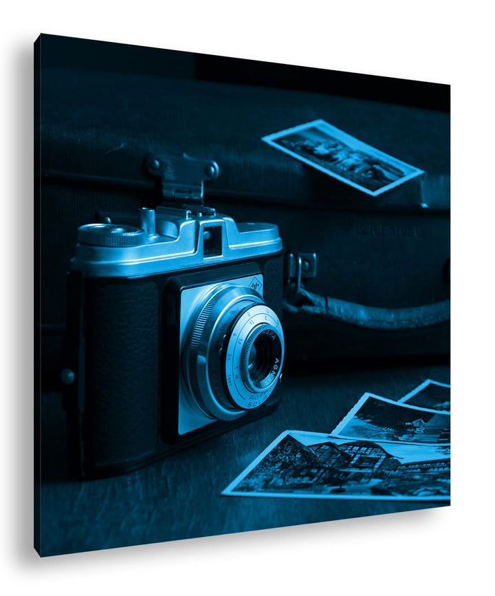 deyoli Analoge auf Fotoapparat vor altem Koffer Format: 60x60 Effekt: Monocrome Blau als Leinwandbil