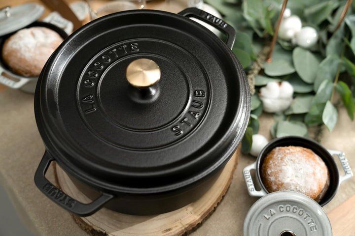 STAUB Gusseisen Bräter/Cocotte, Rund 22 cm, 2,6 L, Aromaregen Funktion, Für alle Herdarten geeignet,