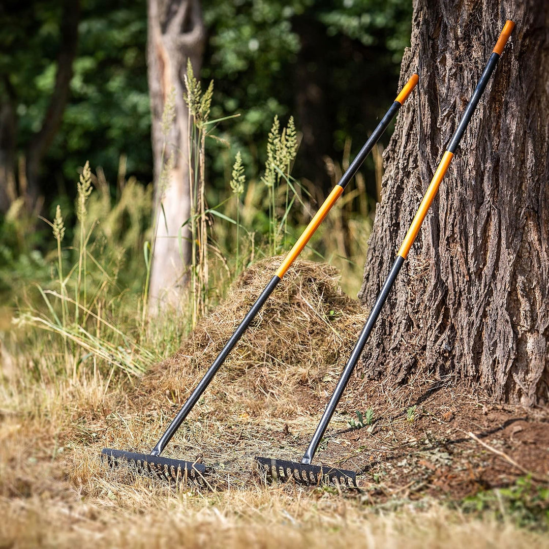KADAX Rechen, Gartenharke aus Metall, breite Harke mit 154,5 cm langem Metallstiel, Gartengerät zum