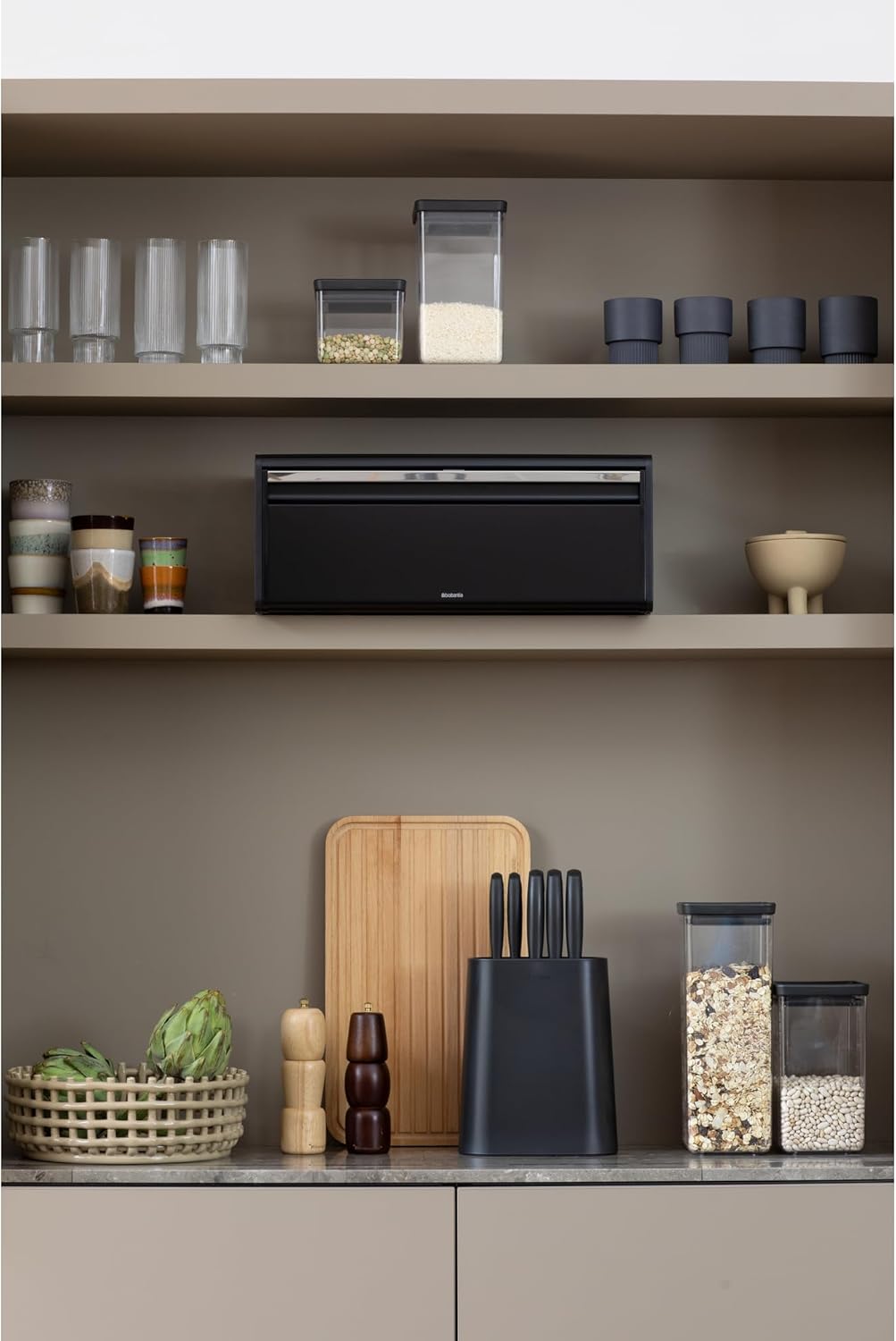 Brabantia Klappbrotkasten - Grosse Aufbewahrungsbox für Brot, Bagels, Brötchen - Platzsparendes Desi