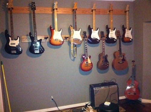 Hercules HCGSP-38 WB Gitarrenwandhalter mit automatischen Greifarmen und Holzrückwand