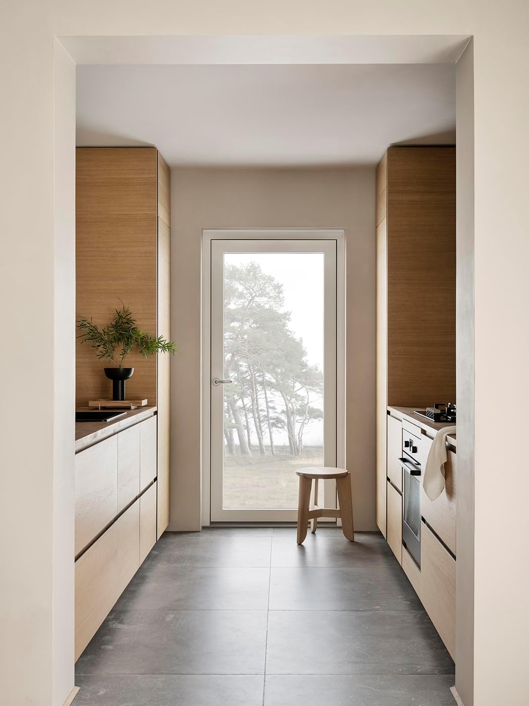 blomus Vase MIYABI | Blumenvase aus Steingut Schwarz | Dekovase Farbe Black | Grösse L | Ø17 x 21H c