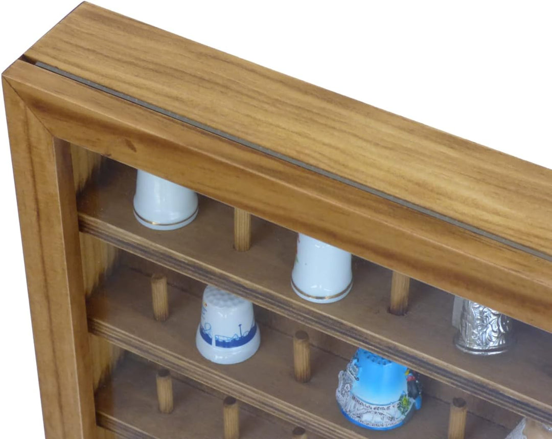 Vitrine Fingerhut-Kollektion, Eichenlack, verschiedene Grössen, 98 Fingerhüte 98 DEDALES, 98 DEDALES