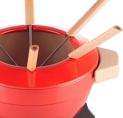 Le Creuset Gusseisen Fondue-Set, Inkl. 2 Holzgriffen, Spritzschutz, Rechaud und 6 Fonduegabeln, 2,0