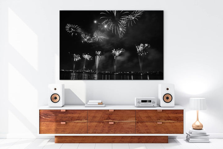 aufsteigendes Feuerwerk in der Nacht Effekt: Schwarz&Weiss,Format: 80x60 als Leinwandbild, Motiv fer