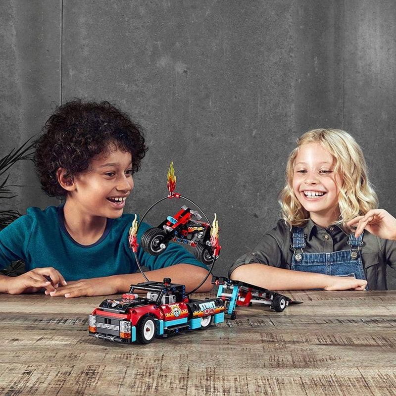 LEGO 42106 Technic Stunt-Show mit Truck und Motorrad Spielzeug für Kinder, 2-in-1 Modell, LKW mit Rü