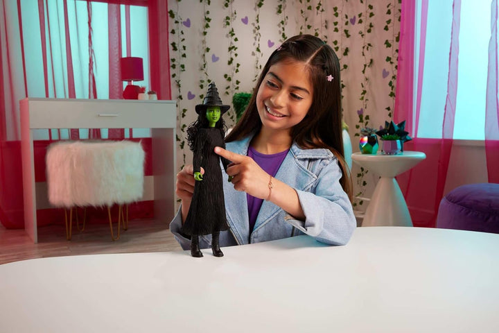 Mattel Singende Wicked Elphaba-Modepuppe und Accessoires, beweglich und mit vom Film inspirierten Lo