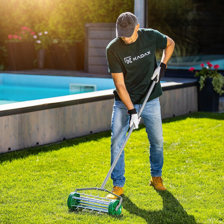 KADAX Handvertikutierer, Rasenlüfter aus robusten Stahl, Manueller Aerifizierer mit 3,3cm Nägeln, Bo