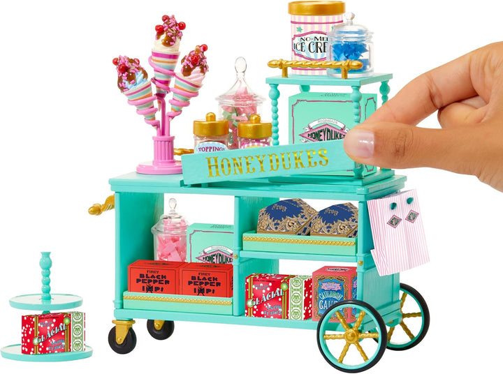 MGA's Miniverse Make It Mini Honeydukes Trolley- Harry Potter Mini-Sammlerstücke, 50+ Teile, Kunstha