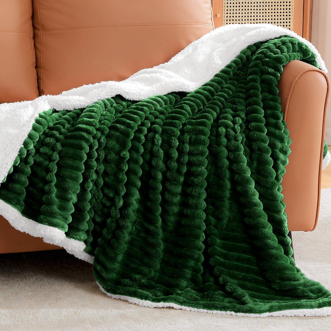 BEDELITE warme Decke Sherpa Kuscheldecke Flauschig Dunkelgrün 150x200 | dicke Deko Fleecedecke, Cord
