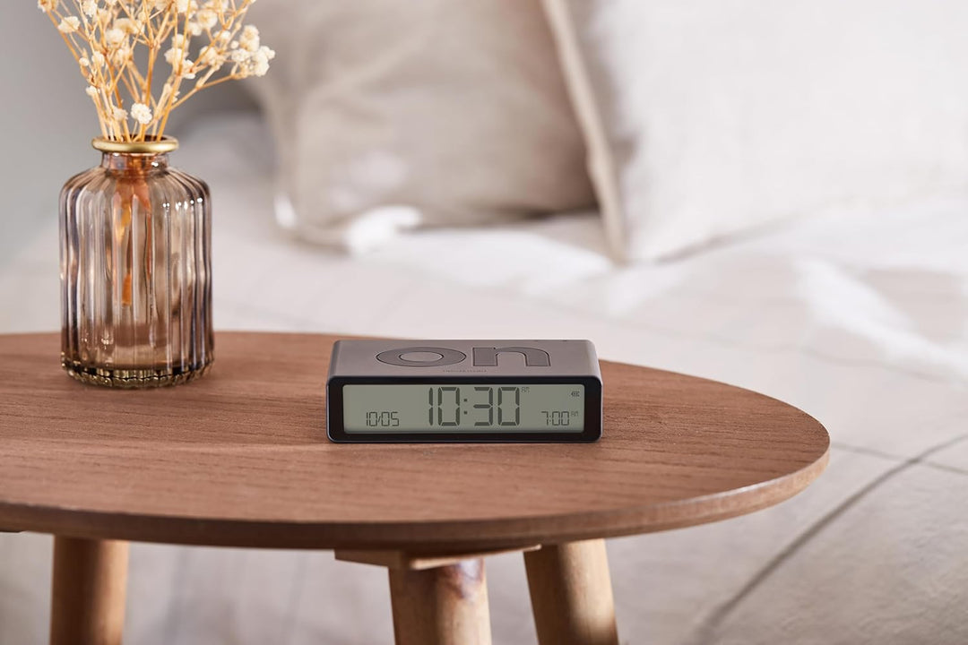 Lexon Flip Classic Digitaler Wecker mit umkehrbaren EIN/Aus-Seiten, wiederaufladbare Nachttischuhr m