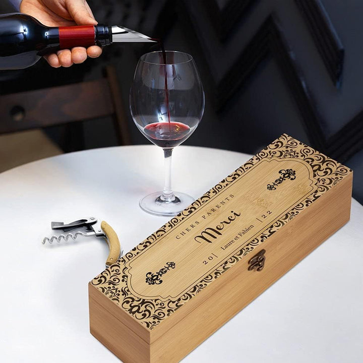 Maverton Weinbox für 0,7L Weinflasche - Wein Holzbox personalisiert + 4er Weinzubehör - Weinset Wein