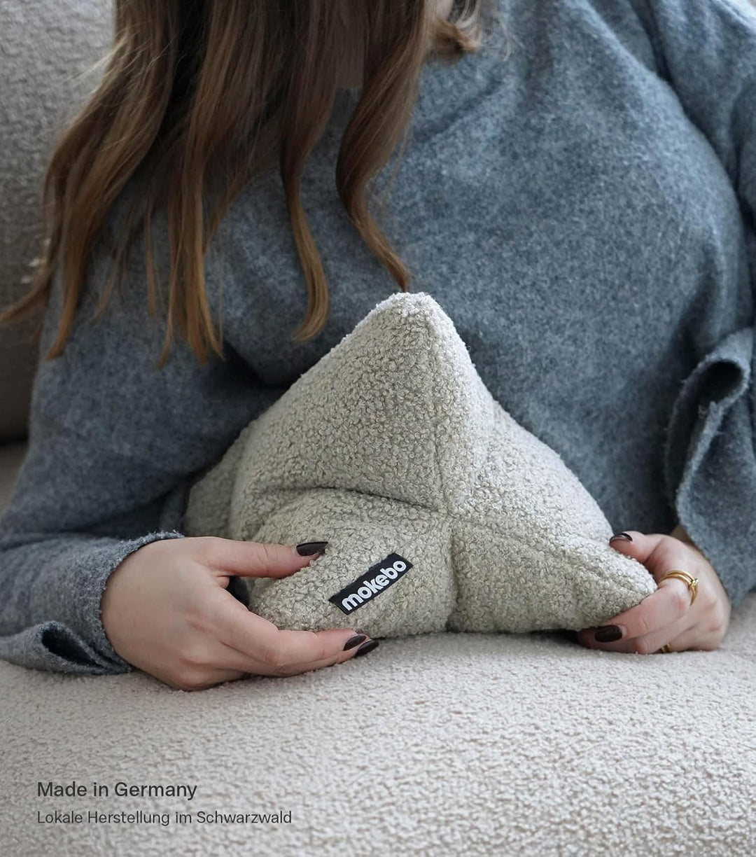 mokebo 'Der Leseknochen' Lesekissen aus weichen Bouclé-Stoff, ergonomisches Nackenkissen aus gemütli