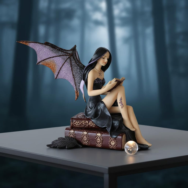 Comfy Hour Fairyland Collection 22,9 cm Lesebuch Dunkle Fee Hexe Figur, Heimdekoration und Sammlerst