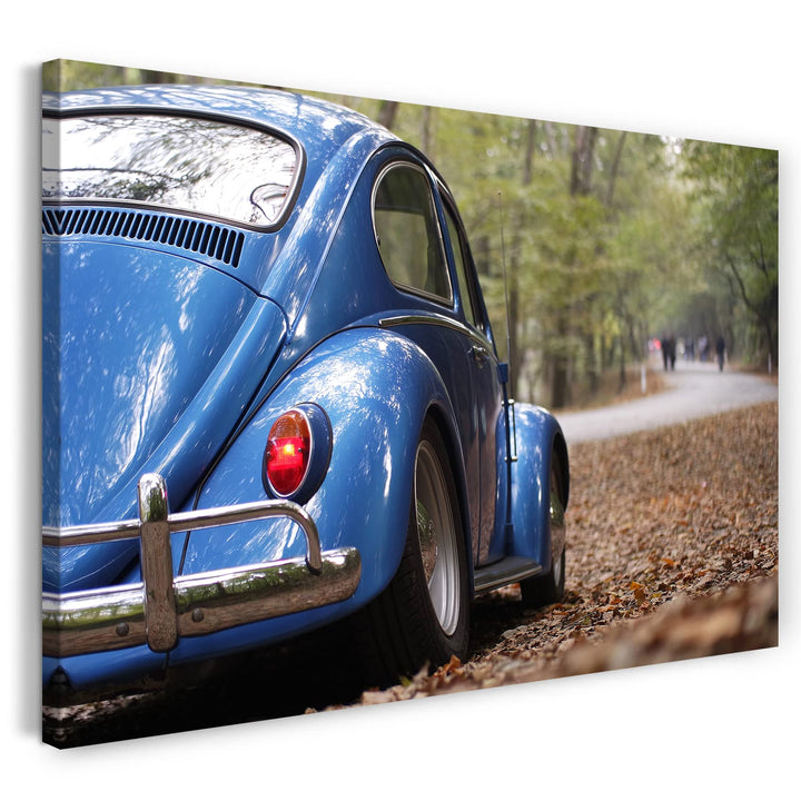 Printed Paintings Leinwand (60x40cm): Blauer VW Käfer auf Waldstrsse von hinten rechts 60x40 cm, 60x