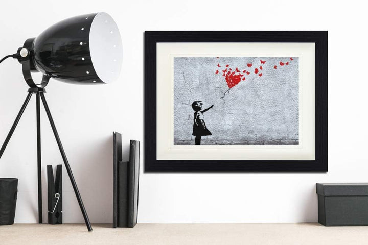 1art1 Mädchen Poster Mädchen Mit Luftballon Und Schmetterlingen, Banksy-Style Gerahmtes Bild Mit Edl