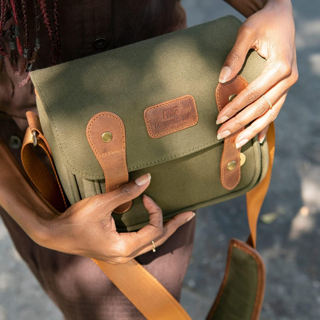 MegaGear Sequoia wasserdichte Kameratasche für Canon, Nikon, Sony Systemkameras, DSLR-Kameras (Nerz/