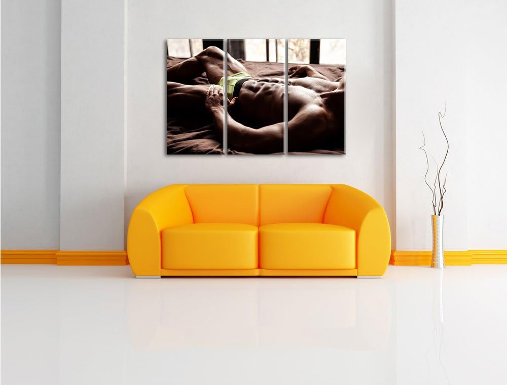 Pixxprint Muskulöser Mann im Bett als Leinwandbild | Grösse: 3 Teilig (120x80) | Wandbild| Kunstdruc