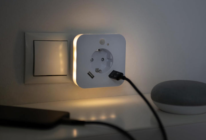 smrter LED-Nachtlicht mit Bewegungsmelder und Steckdose, 2x USB 2.4A, weiss, automatischer Lichtsens