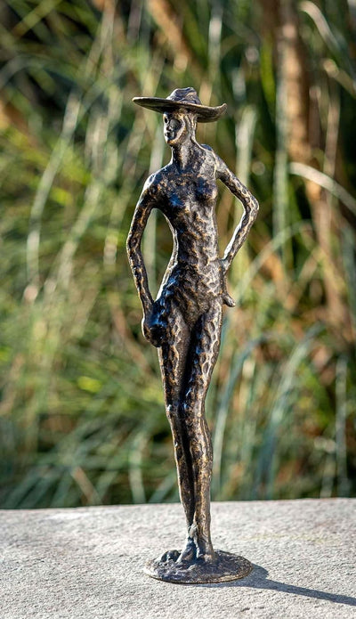 IDYL Bronze-Skulptur Moderne Frau mit Hut | 40x9x11 cm |Bronze-Figur handgefertigt | Gartenskulptur