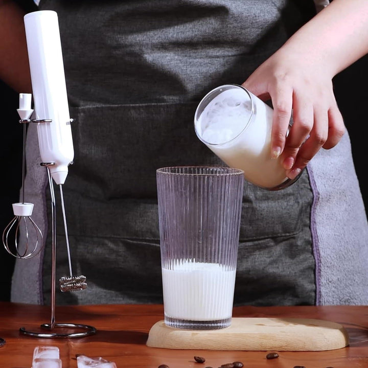 Meichoon Handheld Milchaufschäumer Mini Elektrischer Schneebesen mit 2 Rührköpfen mit Edelstahlständ