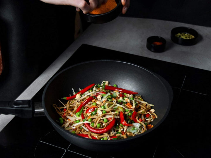 AMT Gastroguss Wok 32 cm Ø, 10 cm hoch, Wokpfanne, nicht induktionsgeeignet, fester Stiel, Lotan® An