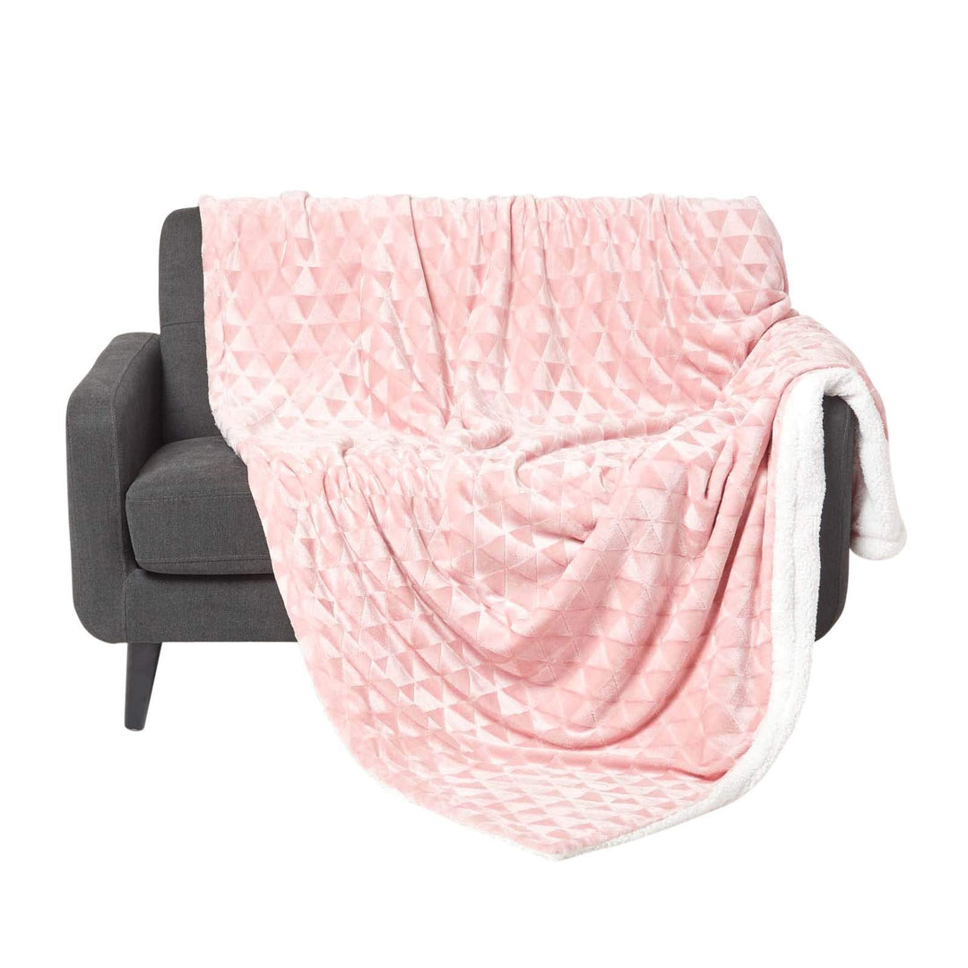 Homescapes Flauschiges Plaid, rosa, samtweiche Kuscheldecke in Fell-Optik mit geometrischem Muster,