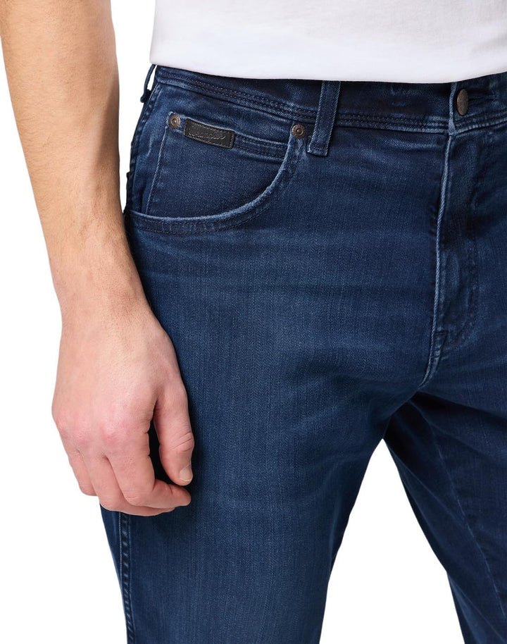 Wrangler Texas Stretch W121XU13M Herren Jeanshosen/Lang, Karotte (Tapered) 29W / 32L Arm Strong, 29W