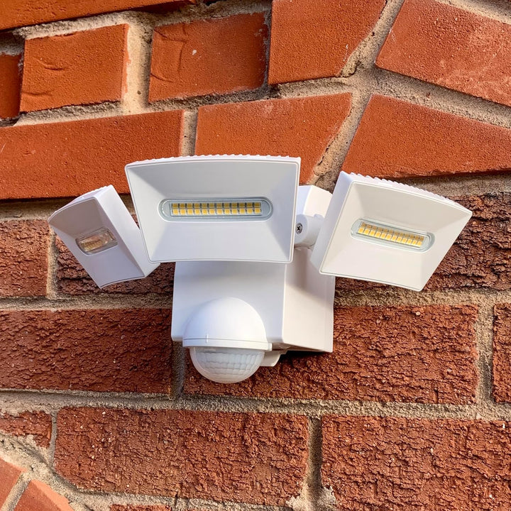 IQ Group Batterie LED Strahler, Moderne Aussenleuchte mit 180 Grad Bewegungsmelder, Lampe IP44 für A