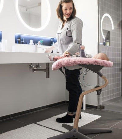 Stokke Nomi Newborn Set, White/Grey Pink - Mit 5-Punkt-Sicherheitsgurt und wendbarem, waschbarem Tex