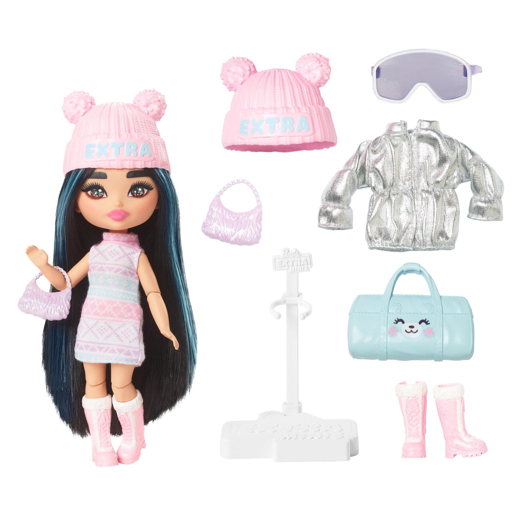 Barbie Extra Minis - Reisepuppe mit Accessoires für einen winterlichen Urlaub, inklusive Puppenständ
