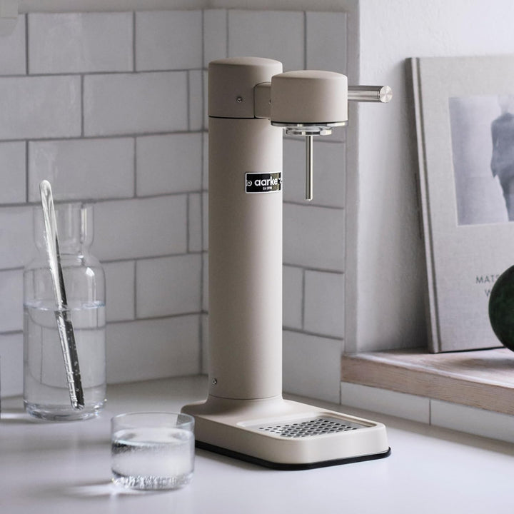 Aarke Carbonator 3, Premium Wassersprudler aus Edelstahl mit Aarke Flasche, Sand Finish, Sand