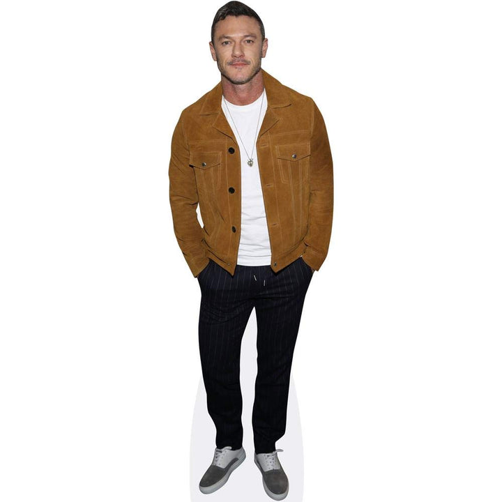 Luke Evans (Brown Jacket) Pappaufsteller lebensgross, Pappaufsteller Lebensgross