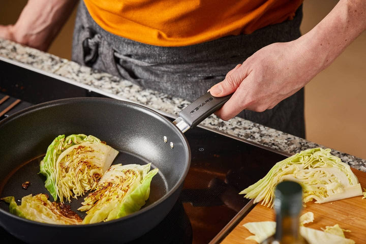 Fiskars Bratpfanne, Ø 24 cm, Für alle Kochfelder geeignet, Aluminium, Functional Form, Schwarz, 1026