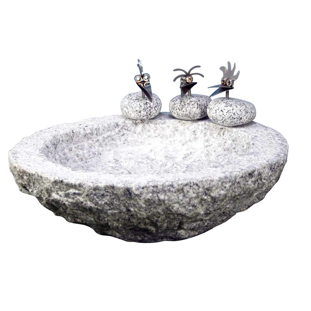 Vogelbad aus Granit in Schalenform (mit 3 Vögele am Rand sitzend), mit 3 Vögele am Rand sitzend