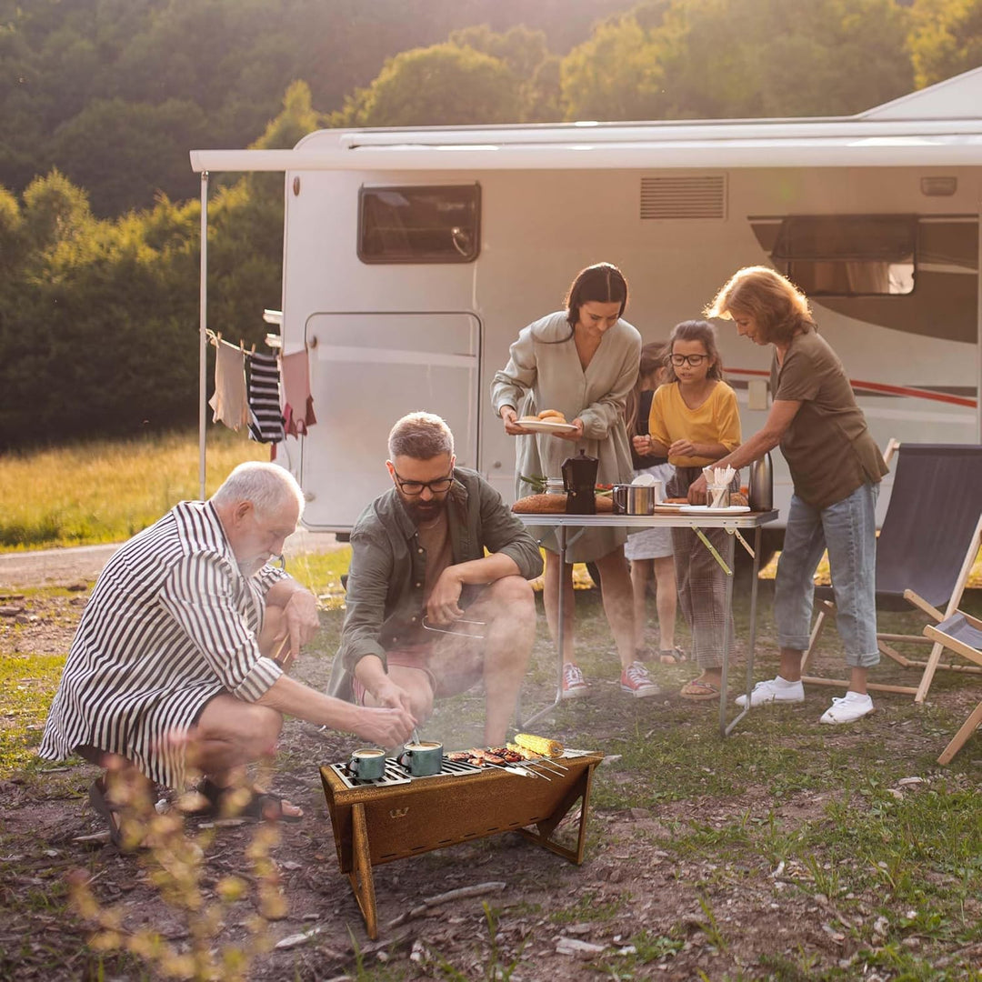 Köhko Picknickgrill „Party Time“— Tischgrill aus Cortenstahl, tragbarer Grillofen mit Grillplatte un