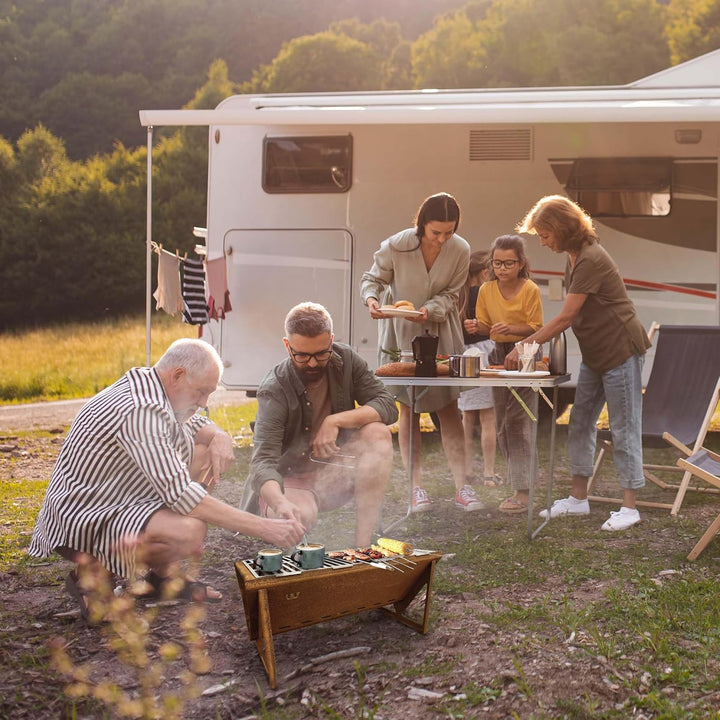 Köhko Picknickgrill „Party Time“— Tischgrill aus Cortenstahl, tragbarer Grillofen mit Grillplatte un