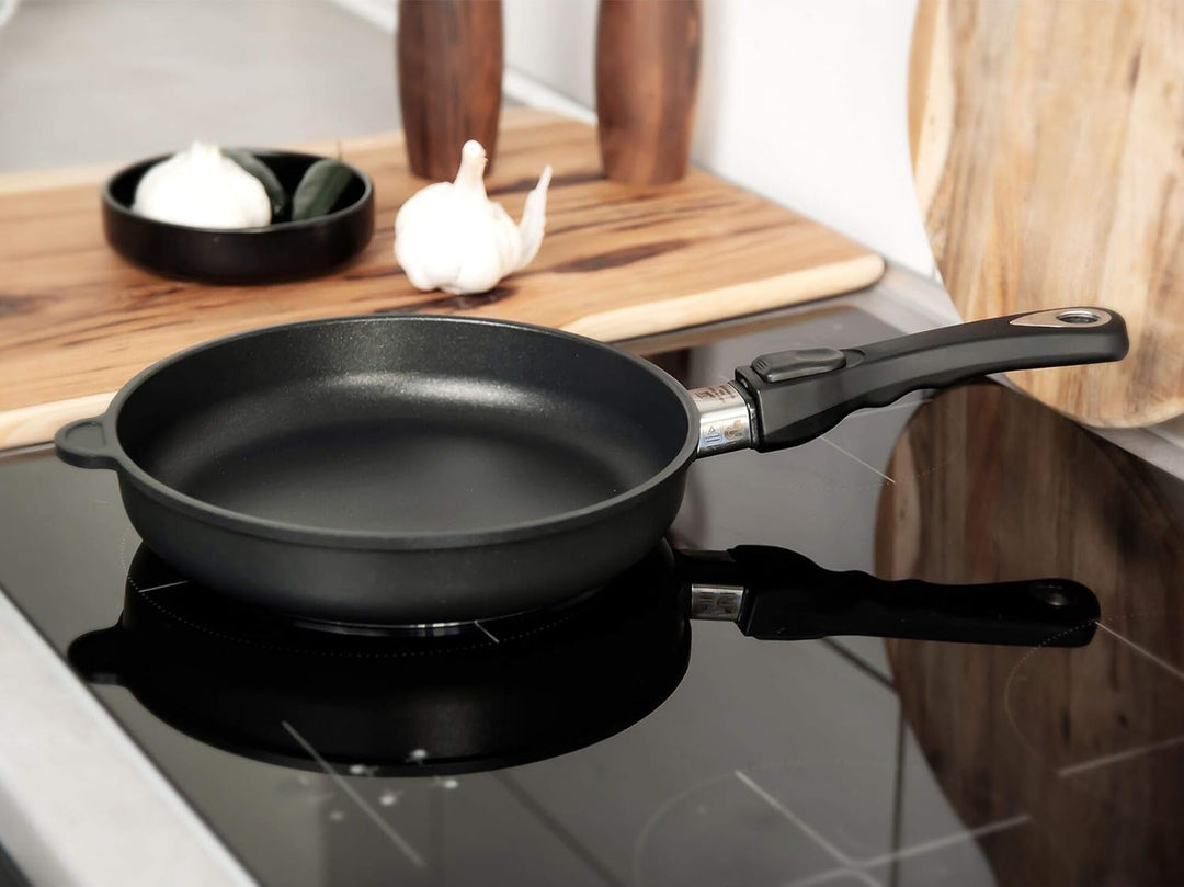 AMT Gastroguss Bratpfanne 26 cm Ø, 5 cm hoch, abnehmbarer Stiel, nicht induktionsgeeignet, Lotan® An