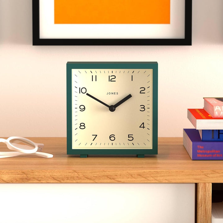 JONES CLOCKS® Disco Schreibtischuhr | Elegantes quadratisches Design | Grün | Stilvoll und leicht zu