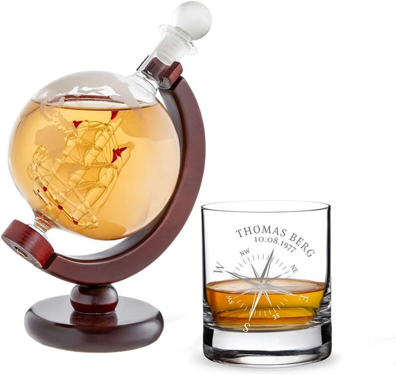 AMAVEL Whiskykaraffe Globus mit innenliegendem Segelschiff und Whiskyglas mit Kompass Gravur, Person